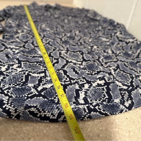 Banana Republic Soft Relaxed Shift Dress Long Sleeve Rayon Blue Python Snake 14 - Picture 13 of 16